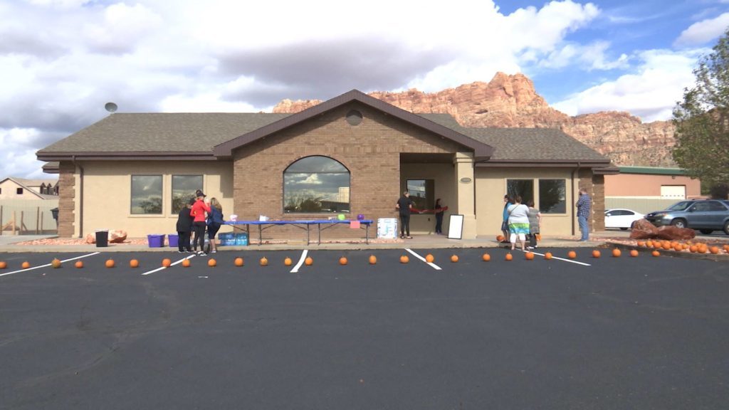 La gente se prepara para un "Open House" en el recién inaugurado Hildale Dental, Hildale, Utah, el 29 de Oct.,  2016 | Foto por Sheldon Demke, Noticias St. George