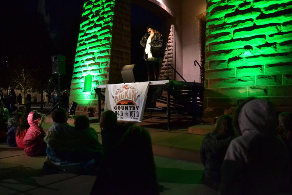 Lyndy Butler canta en la  Iluminación del Plaza de St. George, St. George, Utah, 28 de Nov., 2016 | Foto de Joseph Witham, Noticias St. George 