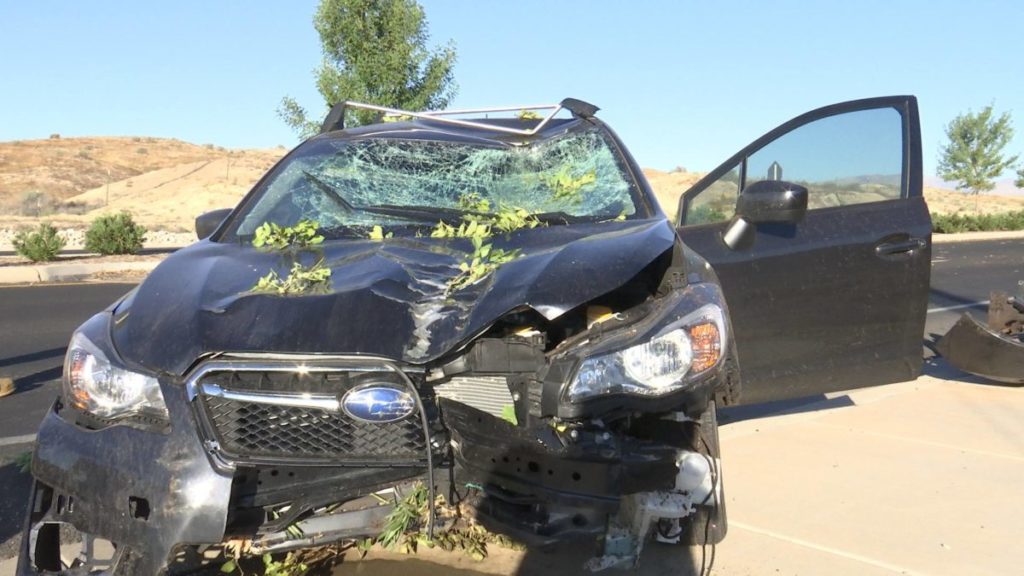 Este foto del 23 de Junio de 2016 muestra los restos de un Subaru después de que un conductor joven perdió el control en Brigham Road, y choco contra una mediana central y sacando varios árboles antes de venir a descansar en los carriles opuestos, St. George, Utah, jJulio 23, 2016 | Foto por Sheldon Demke, Noticias St. George