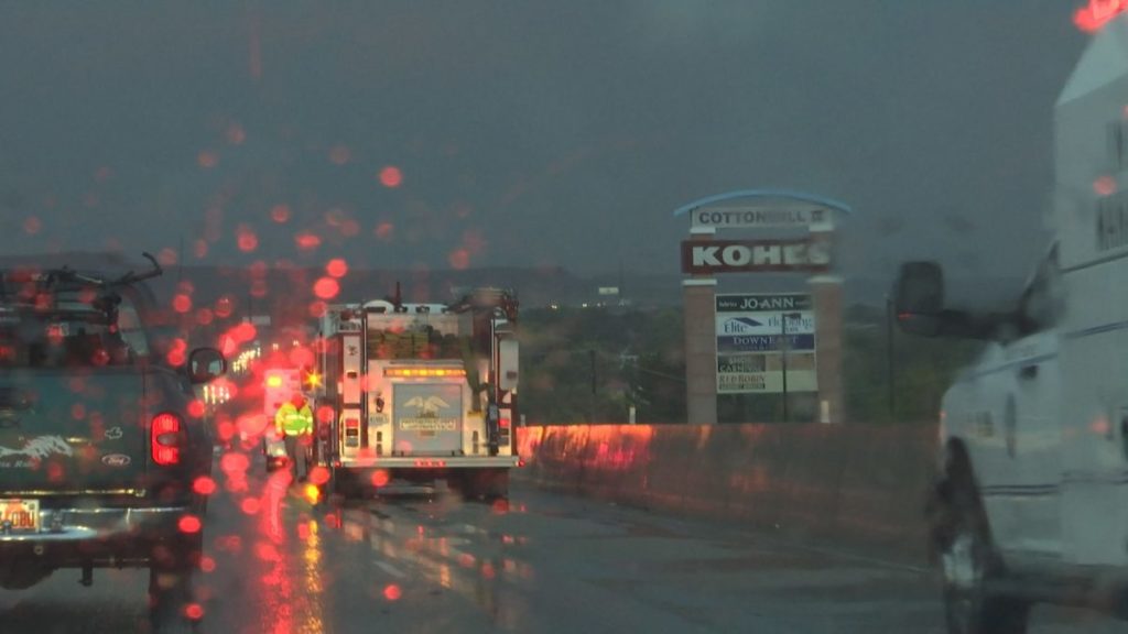 Este foto del 24 de Oct. 2016 muestra los equipos de emergencia respondiendo después de un coche se choco contra una mediana cerca de la milla 10 en la I-15 después de una tormenta se extendió por el estado, el condado de Washington, Utah, 24 de Oct.,  2016 | Foto por Austin Peck, Noticias St. George