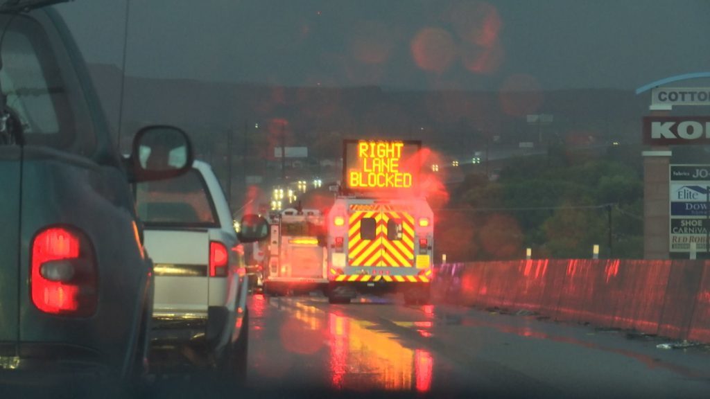 Los equipos de emergencia responden después de un coche se estrelló contra una mediana cerca de la milla 10 en la I-15 después de que una tormenta se extendió por el estado, Washington County, Utah, Oct. 24, 2016 | Foto por Austin Peck, Noticias St. George