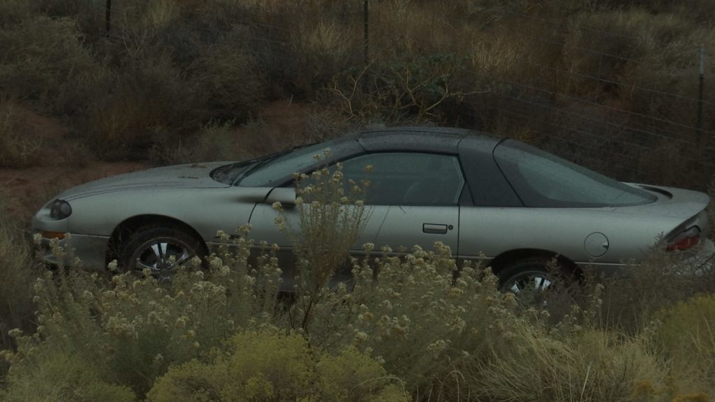 Un coche se encuentra en una zanja luego de haber sido golpeado por un semitractor-remolque cerca de la milla 15 en la carretera interestatal 15 después de que una tormenta se extendió por el estado, Washington County, Utah, Oct. 24, 2016 | Foto por Austin Peck, Noticias St. George