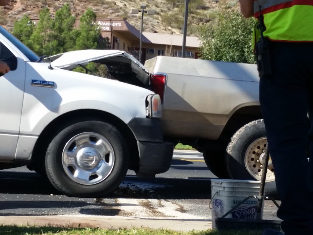 Un choque trasero en la calle Bluff Martes por la mañana dañó dos camiones y dejó a los conductores con heridas minores, St. George, Utah 25 de Octubre, 2016 | Foto por Julie Applegate, Noticias St. George 