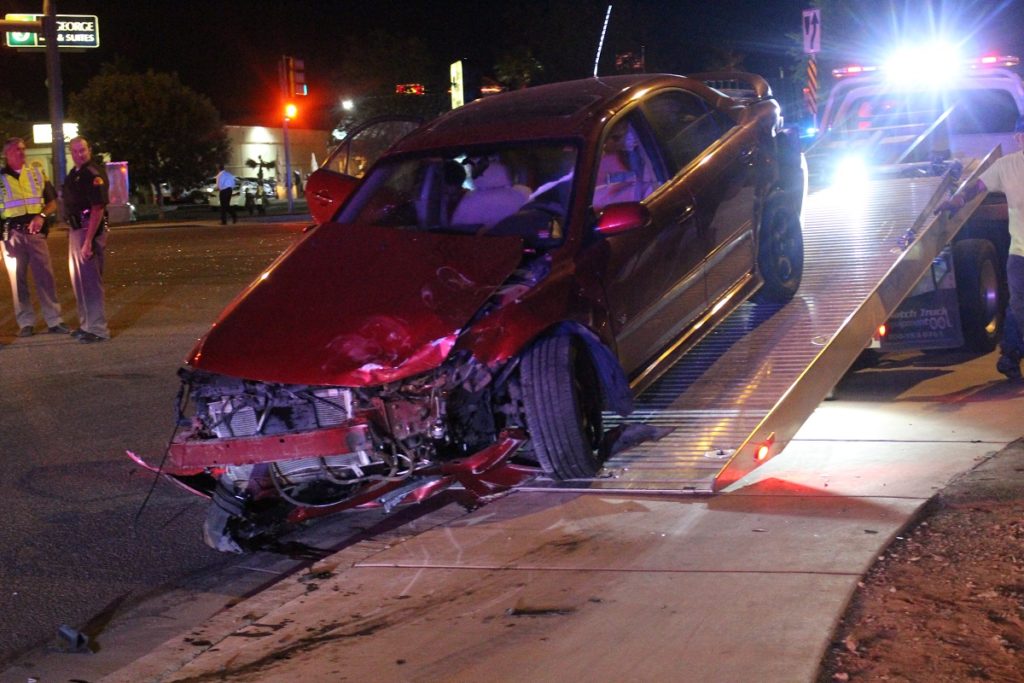 Este foto del 15 de Oct. 2016 muestra un Mazda de color rojo después de un accidente en la intersección de Bluff Street y Black Ridge Drive en un Sábado por la noche. St. George, Utah, 15 de Oct. 2016 | Foto por Cody Blowers, Noticias St. George