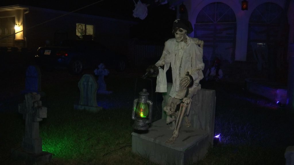 Un cementerio embrujada ofrece un montón de fantasmas en la casa de Todd Wood, Santa Clara, Utah, el 27 de Oct.,2016 | Captura de pantalla de un vídeo de St. George News hecho por Austin Peck, Noticias St. George