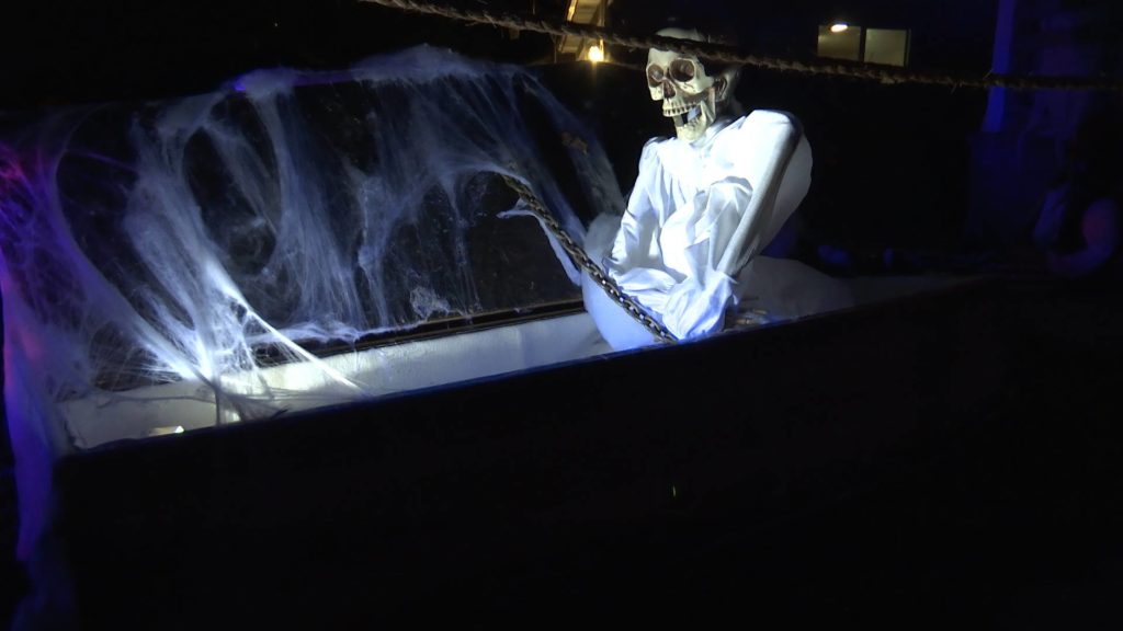 A esqueleto saliendo de un ataúd en la casa de Todd Wood, Santa Clara, Utah, el 27 de Oct.,  2016 | Captura de pantalla de un vídeo de St. George News hecho por Austin Peck, Noticias St. George