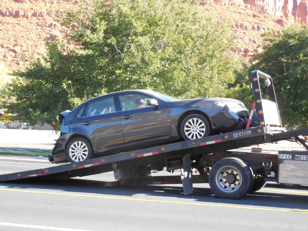 Un accidente el Lunes por la mañana en Bluff Street con una autocaravana, un Subaru y un camión volquete deja a un hombre con lesiones menores, St. George, Utah, 14 de Nov. 2016 | Foto por Julie Applegate, Noticias St. George