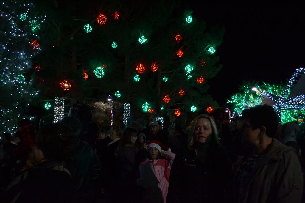 Los huéspedes participan en la iluminación de Navidad de la plaza de St. George, St. George, Utah, 28 de Nov., 2016 | Foto de Joseph Witham, Noticias St. George