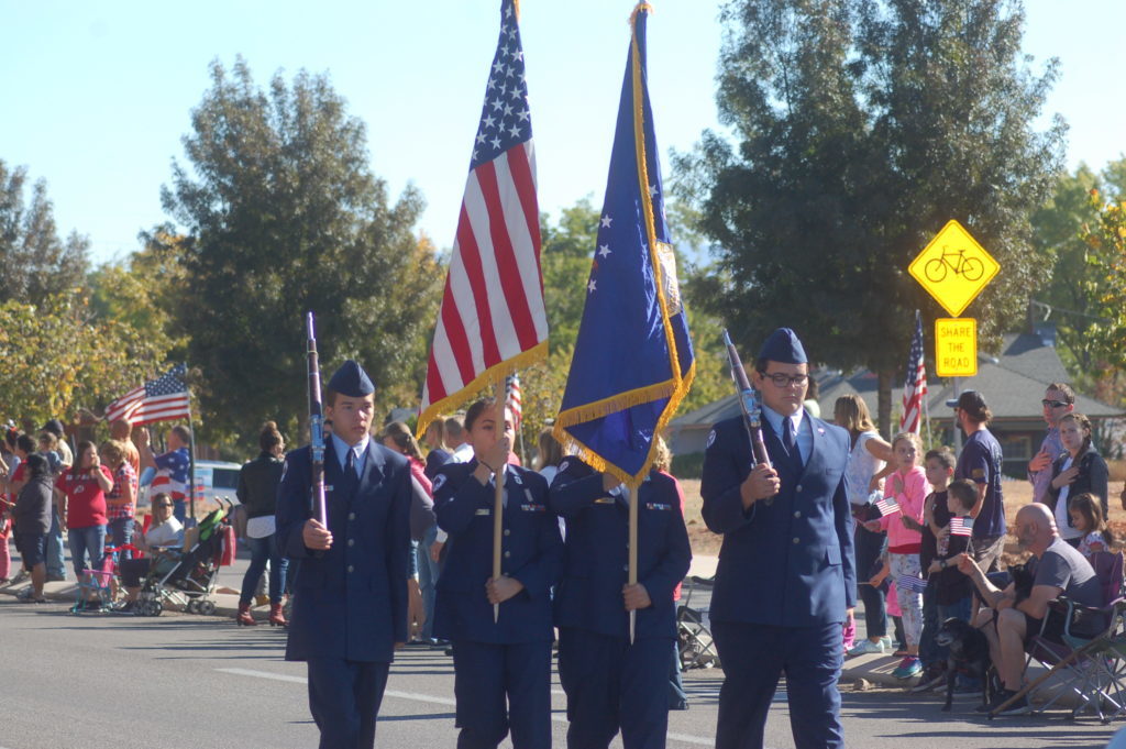 Miembros del Air Force JROTC de Pine View llevan las banderas del EE.UU y del Estado de Utah en el desfile del Dia de los Veteranos, Washington City, Utah, Nov. 11, 2016 | Foto por Hollie Reina, Noticias St. George