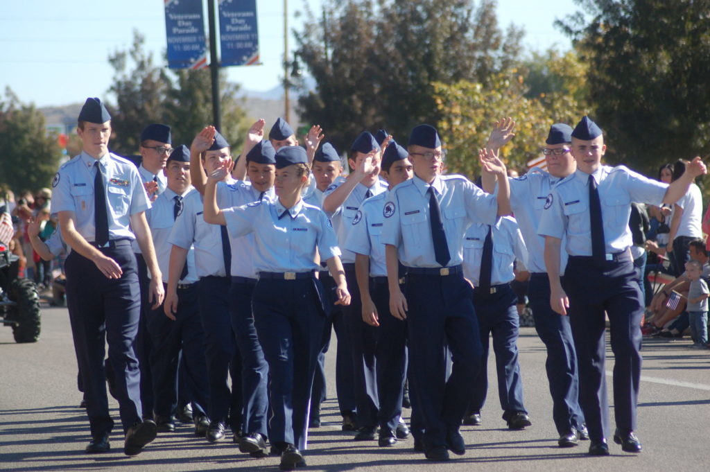 Miembros del Air Force JROTC de Pine View en el desfile del Dia de los Veteranos, Washington City, Utah, Nov. 11, 2016 | Foto por Hollie Reina, Noticias St. George