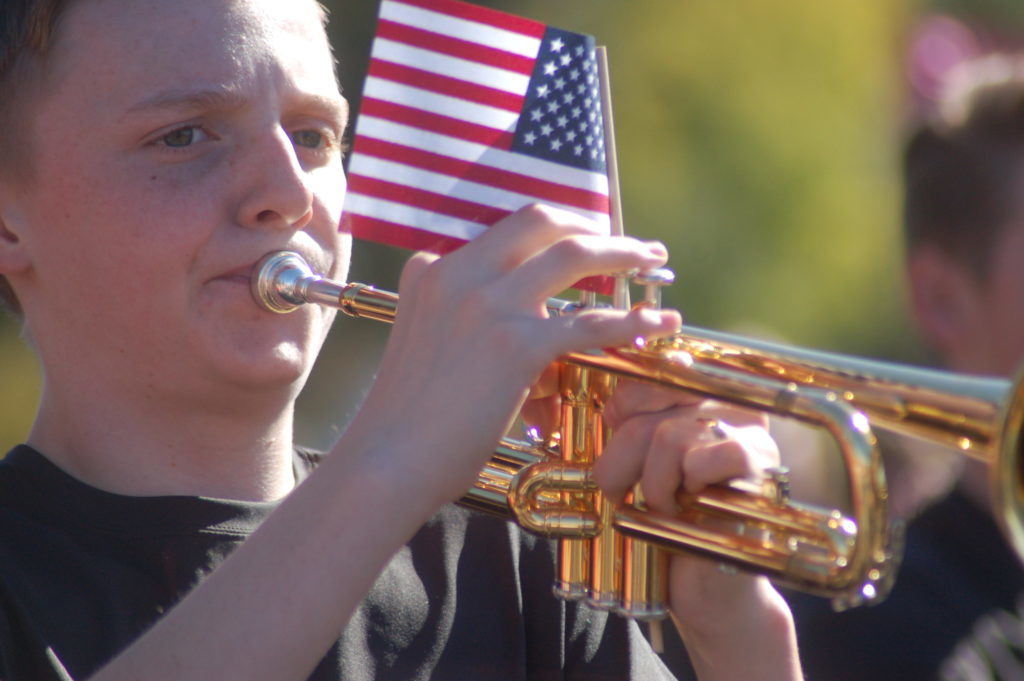 Miembro de la banda de Pine View Middle en el desfile del Dia de los Veteranos, Washington City, Utah, Nov. 11, 2016 | Foto por Hollie Reina, Noticias St. George