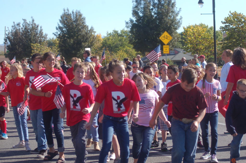 Niños de la escuela primaria en el desfile del Dia de los Veteranos, Washington City, Utah, Nov. 11, 2016 | Foto por Hollie Reina, Noticias St. George