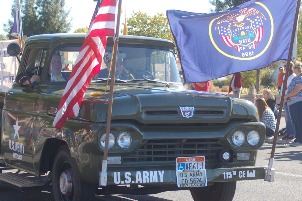 Miembros del American Legion Post 90 en el desfile de Dia de los Veteranos, Washington City, Utah, Nov. 11, 2016 | Foto por Hollie Reina, Noticias St. George