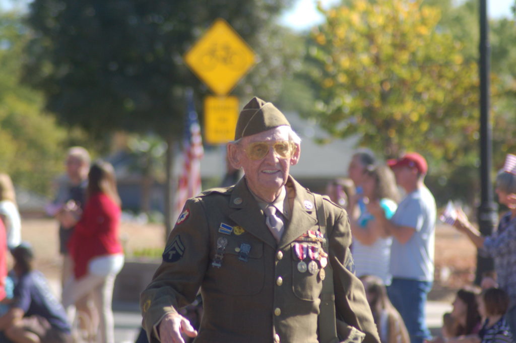 Veterano de la Segunda Guerra Mundial, Ridge Bemis de 92 años de edad, participa en el desfile del Día de los Veteranos, Washington City, Utah 11 de Nov., 2016 | Foto por Hollie Reina, Noticias St. George