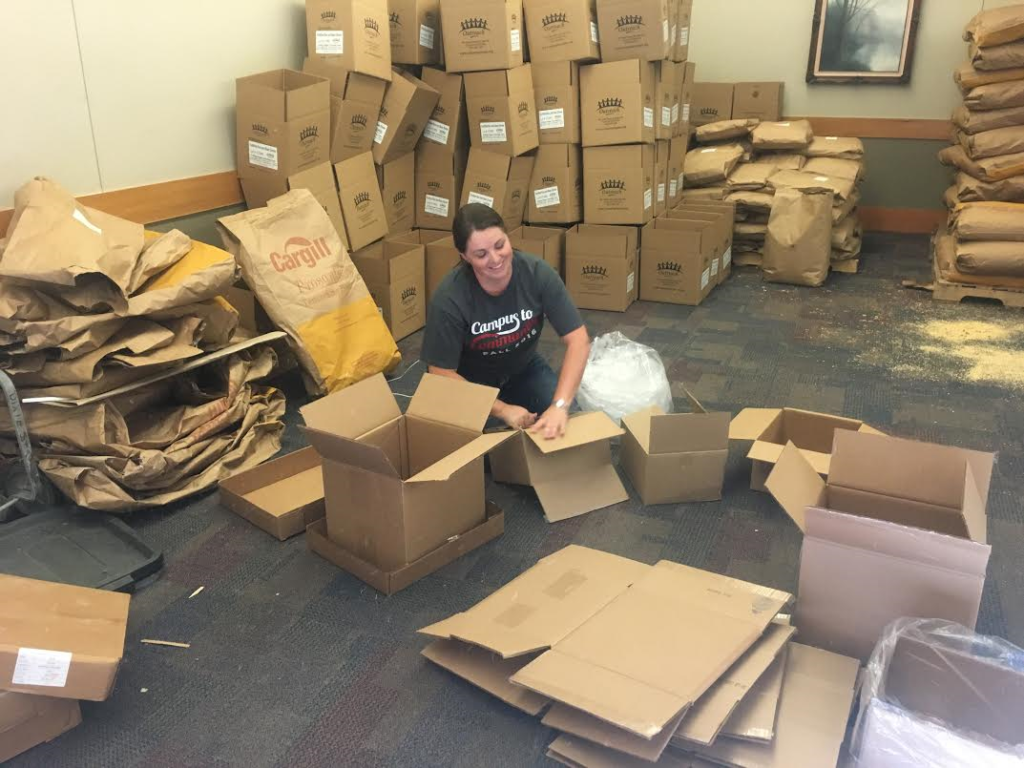 Anilee Bundy ayuda a construir cajas para poner la comida preparado durante el evento de United Way Dixie, St. George, Utah, 1 de Nov., 2016 | Foto por Hollie Reina, Noticias St. George