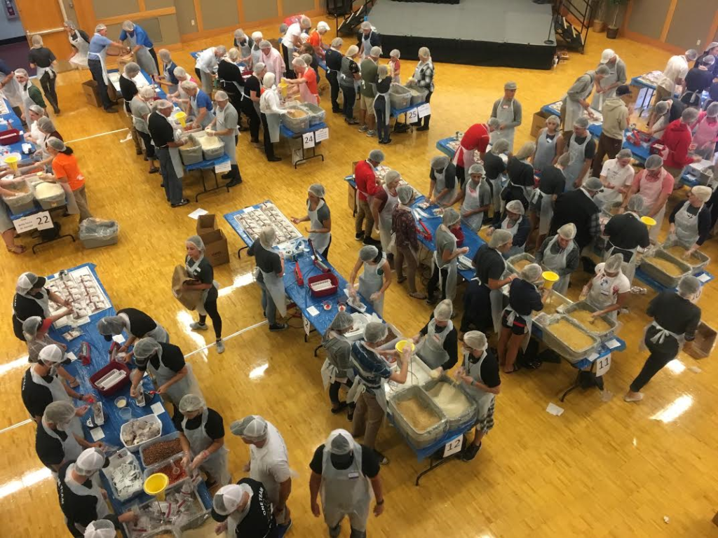 Una vista aérea del evento de United Way Dixie muestra cientos de voluntarios preparando paquetes de comidas, St. George, Utah, 1 de Nov., 2016 | Foto por Hollie Reina, Noticias St. George