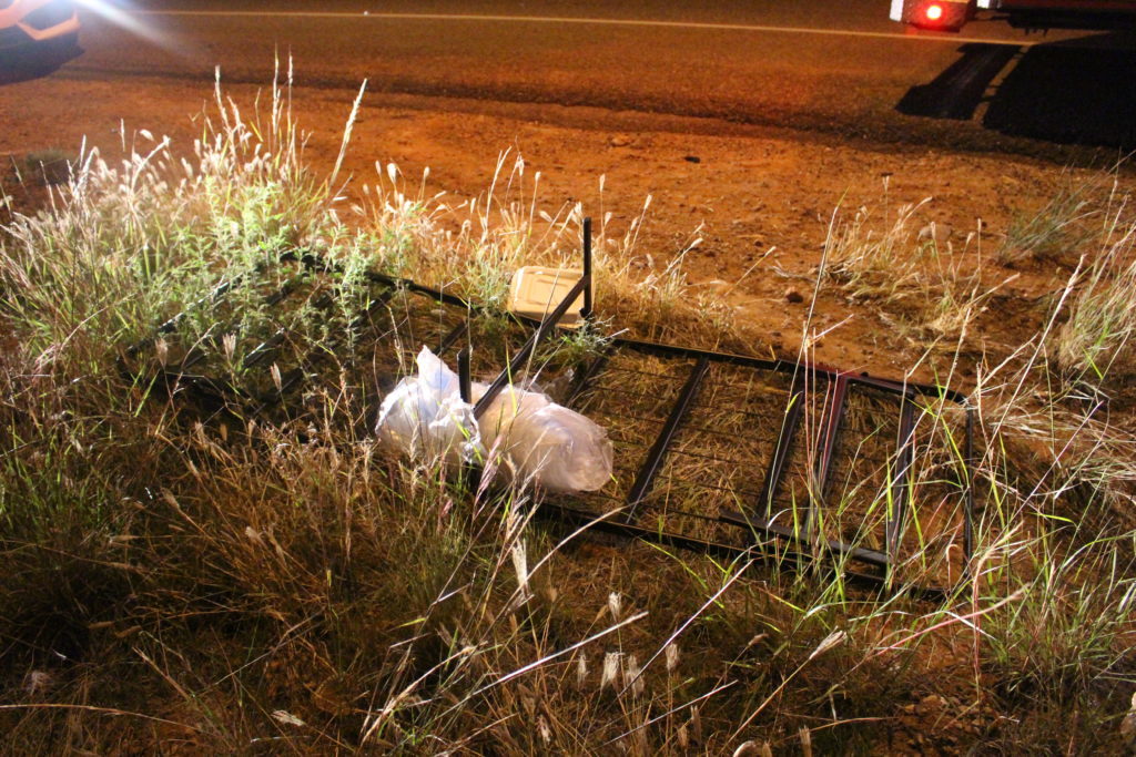 El base metal de un colchón se encuentra en el lado de la carretera después de causar una colisión en la carretera interestatal 15, el Condado de Washington, Utah, 10 de Nov., 2016 | Foto por Joseph Witham, Noticias St. George 