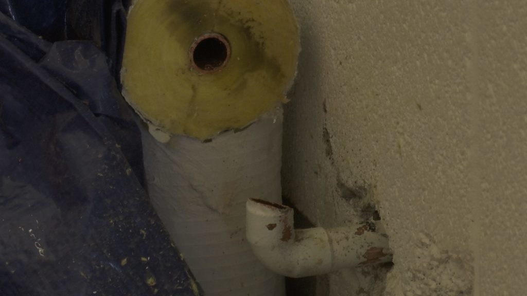 La tubería de cobre está ausente de los baños después de un robo en el Thunder Junction All Abilities Park en St. George, Utah, 30 de Nov., 2016 | Foto de Sheldon Demke, Noticias St. George
