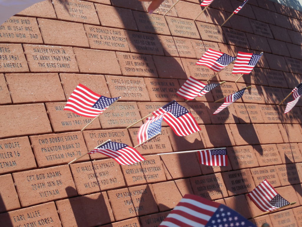 Veteranos son honrados Viernes por la mañana en un ceremonia en el SunRiver St. George Veterans Honor Park, St. George, Utah, Nov. 11, 2016 | Foto por Julie Applegate, Noticias St. George
