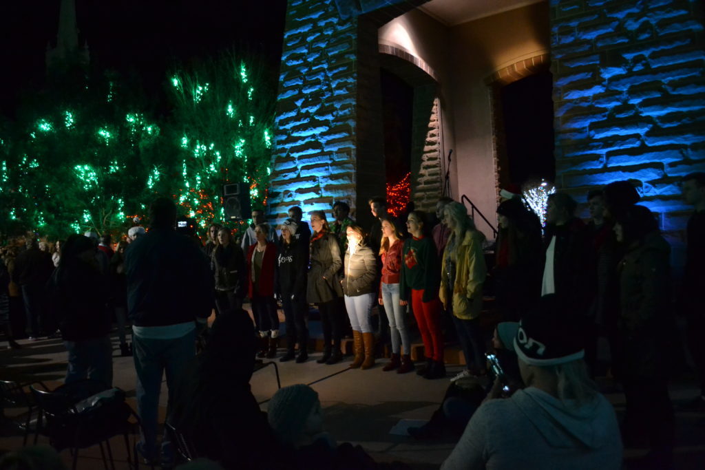 El coro de estudiantes de Desert Hills High School canta en la plaza de St. George , St. George, Utah, 28 de Nov., 2016 | Foto de Joseph Witham, Noticias St. George 