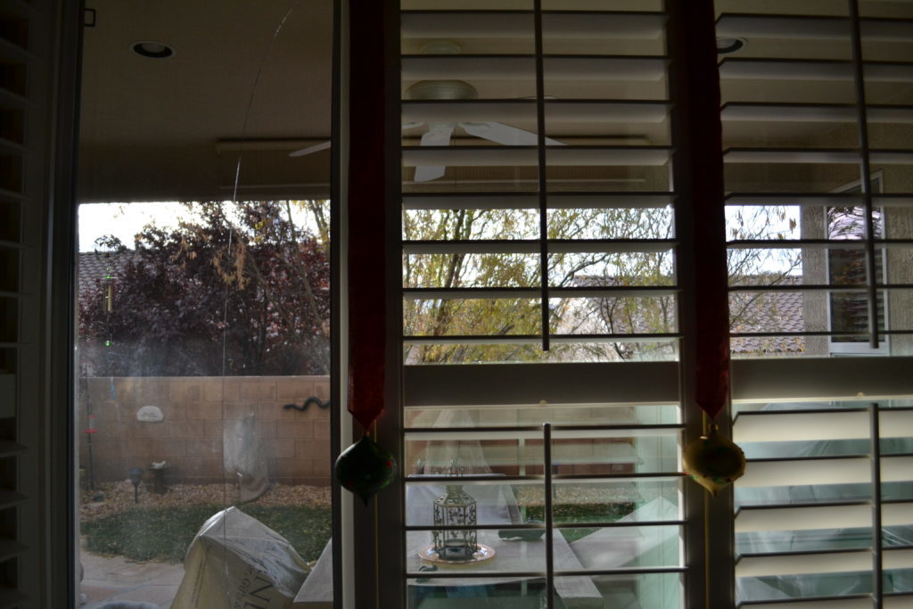 Una ventana agrietada en la casa de Charles Rose en SunRiver, St. George, Utah, 5 de Dic., 2016 | Foto de Joseph Witham, Noticias St. George 