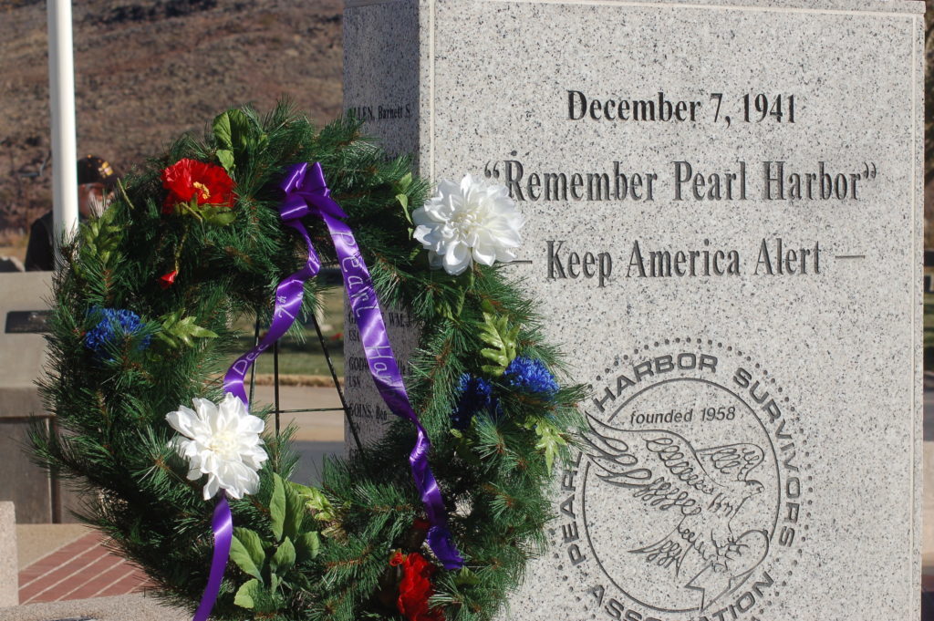 Una corona conmemorativa se coloca en el cementerio de Tonaquint durante una ceremonia de la conmemoración del Pearl Harbor, St. George, Utah, 7 de Dic., 2016 | Foto de Hollie Reina, Noticias St. George 