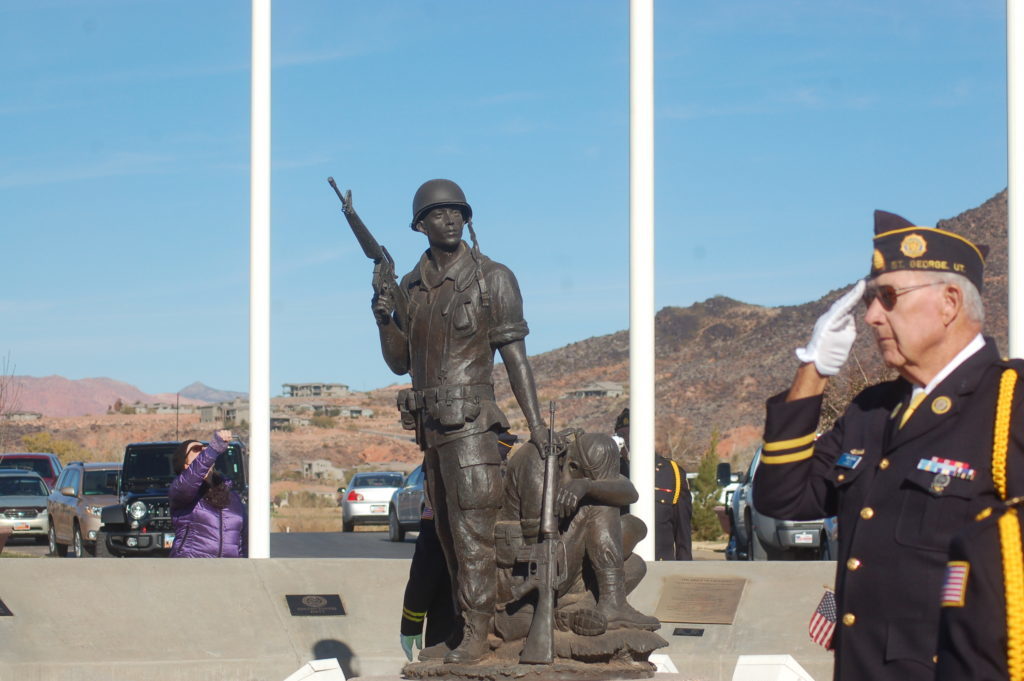 Veteranos conmemoran el 75 aniversario del ataque a Pearl Harbor en una ceremonia celebrada en el cementerio Tonaquint, St. George, Utah, 7 de Dic., 2016 | Foto de Hollie Reina, Noticias St. George