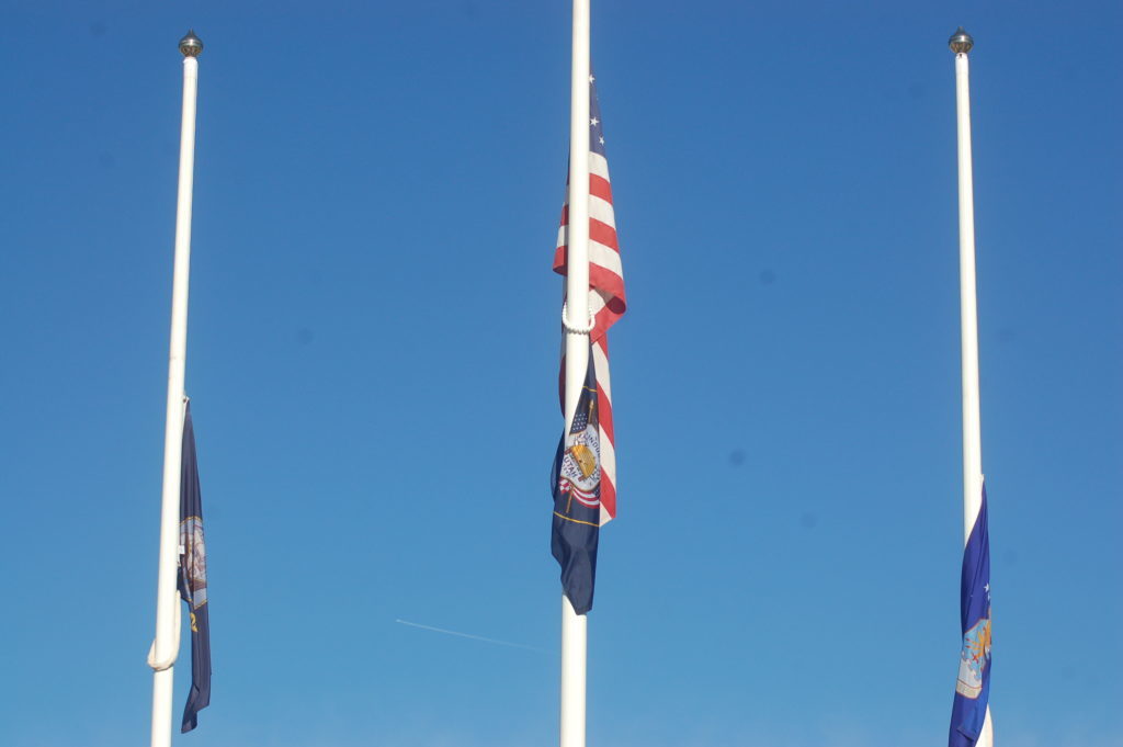 Banderas se bajan a la mitad durante una ceremonia de conmemoración de Pearl Harbor en el cementerio Tonaquint, St. George, Utah, 7 de Dic., 2016 | Foto de Hollie Reina, Noticias St. George 