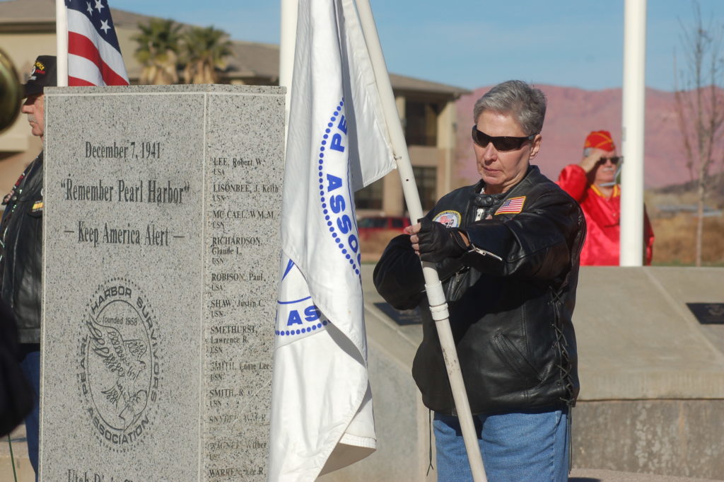 Veteranos conmemoran el 75 aniversario del ataque a Pearl Harbor en una ceremonia celebrada en el cementerio Tonaquint, St. George, Utah, 7 de Dic., 2016 | Foto de Hollie Reina, Noticias St. George