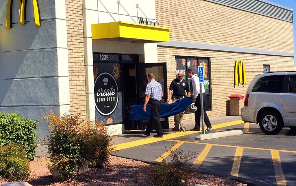 La policía respondió al restaurante McDonald's, 1235 S. Bluff Street, en un reporte de un hombre descubierto colgando en el baño, St. George, Utah, 18 de Marzo, 2016 | Foto de Kimberly Scott, Noticias St. George 