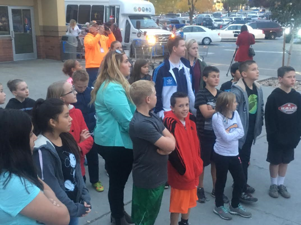 Estudiantes de varias escuelas del Distrito Escolar del Condado de Washington se reúnen en el Bloomington Wal-Mart para participar en "Comprar con un Veterano", St. George, Utah, 5 de Dic., 2016 | Foto de Hollie Reina, Noticias St. George 