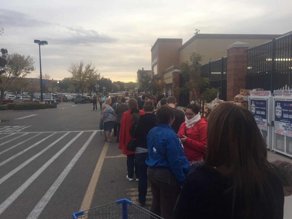 Cienes de voluntarios esperan en una linea en el Bloomington Walmart para ayudar a comprar por el Kony Coins for Kids el Miercoles por la tarde, Bloomington, Utah, 14 de Dic., 2016 | Foto de Alexis Barrett, Noticias St. George