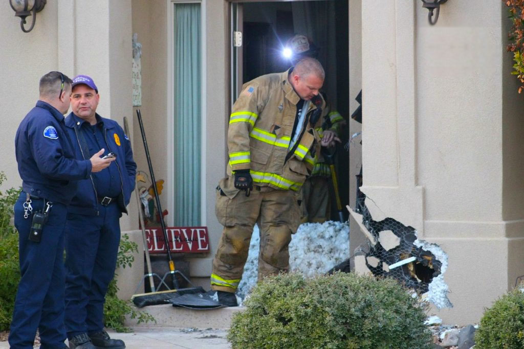 Bombero comprobando el aislamiento donde un incendio estalló dentro de una columna externa en la entrada de la residencia en 2830 Sur Miércoles, St, George, Utah, 30 de Nov., 2016 | Foto de Cody Blowers, Noticias St. Geoge