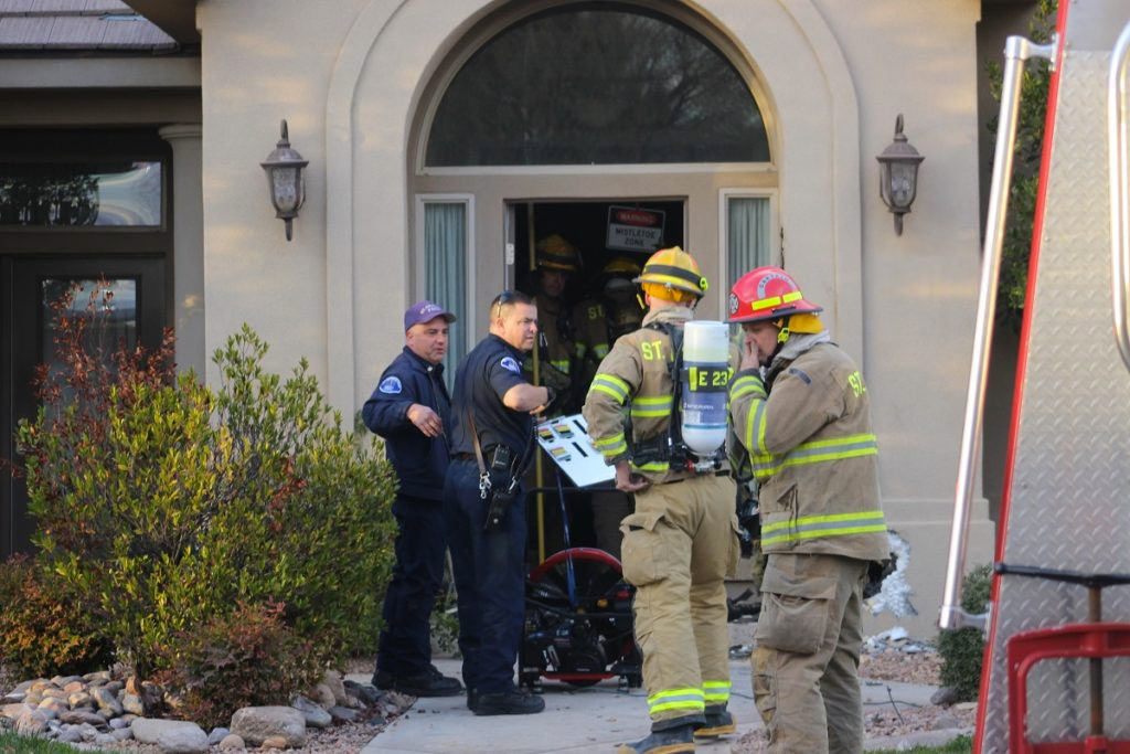 Bomberos e investigadores determinaron que el incendio estalló dentro de una columna externa en la entrada de la residencia en 2830 Sur Miércoles, St. George, Utah, 30 de Nov., 2016 | Foto de Cody Blowers, Noticias St. George