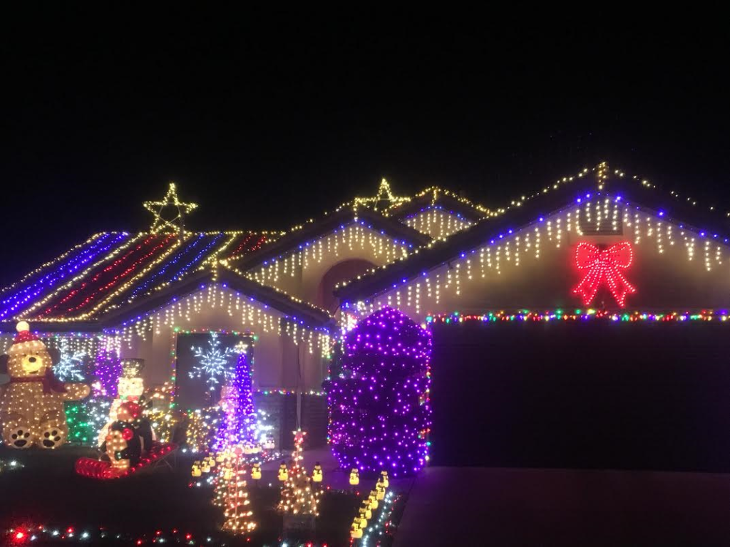Casa No. 5 del mapa de el "2016 St. George Utah Luz de Navidad espectacular" está lleno de luces de color rojo, blanco y azul en su techo que va atraer atencion. Santa Clara, Utah, 4 de Dic., 2016 | Foto de Hollie Reina, Noticias St. George