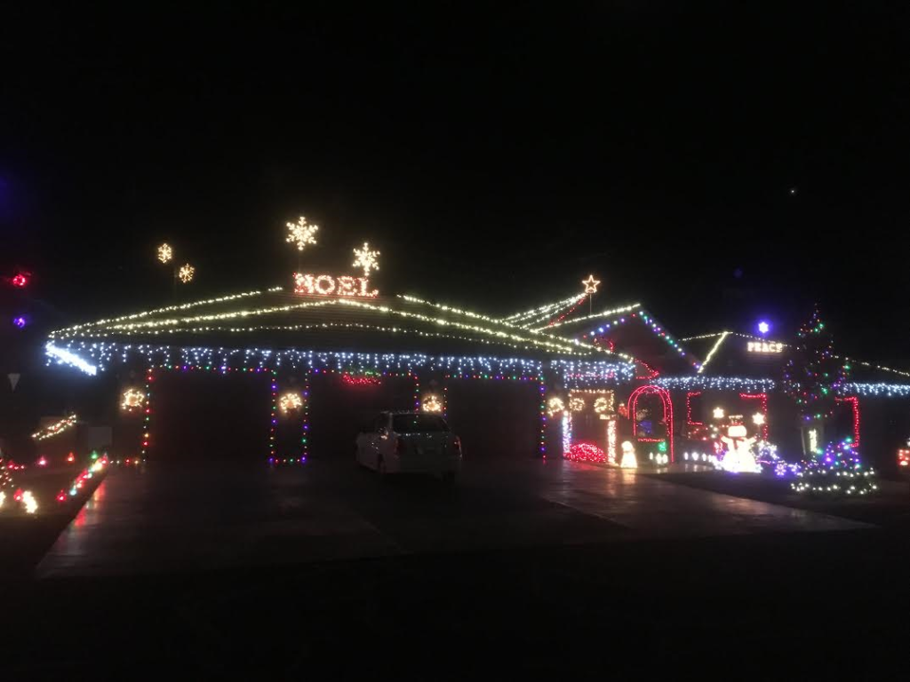 Esta casa en el mapa del "2016 St. George Utah Luz de Navidad espectacular" lleva a los visitantes en un viaje al Polo Norte, St. George, Utah, 4 de Dic., 2016 | Foto de Hollie Reina, Noticias St. George