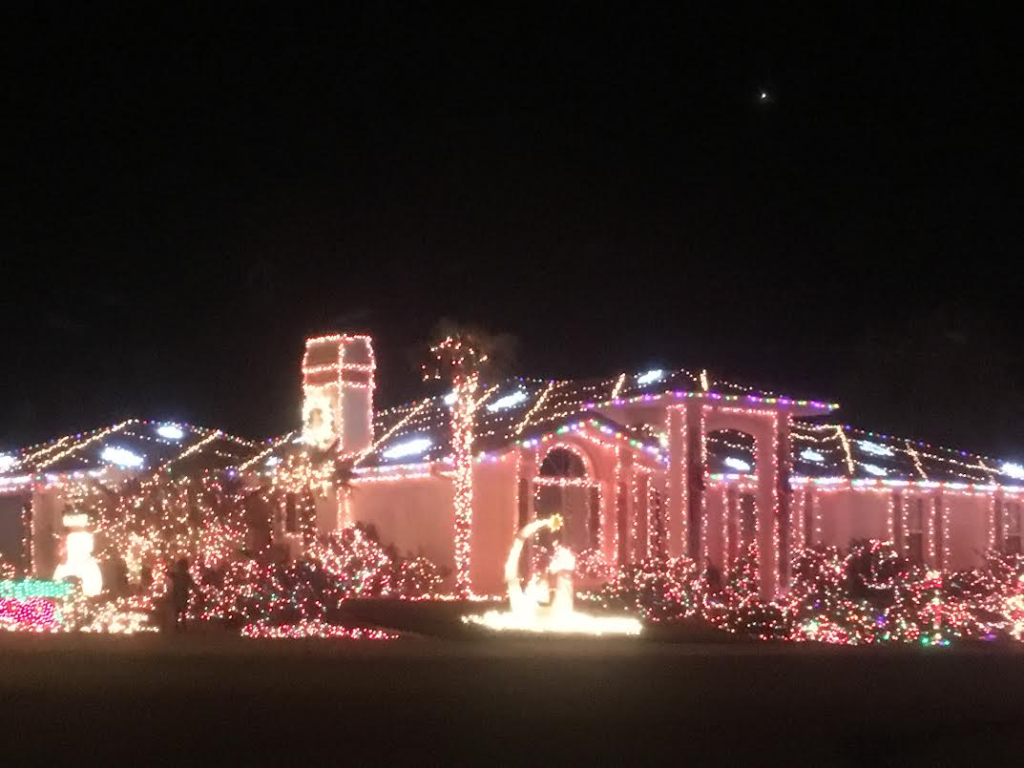 Esta casa encontrada en el mapa del "2016 St. George Utah Luz de Navidad espectacular" está adornado en luces coloridas, St. George, Utah, 4 de Dic., 2016 | Foto de Hollie Reina, Noticias St. George