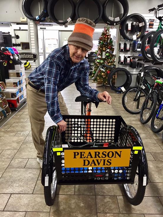 Pearson Davis sonríe mientras recibe su nuevo triciclo industrial, St. George, Utah, 22 de Dic., 2016 | Foto cortesía de Bicycles Unlimited, Noticias St. George