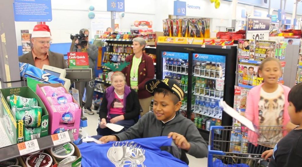 Participantes en el "Comprar con un Veterano" esperan en una linea para comprar sus cosas para dar a niños necesitados, St. George, Utah, 5 de Dic., 2016 | Foto de Mike Cole, Noticias St. George 